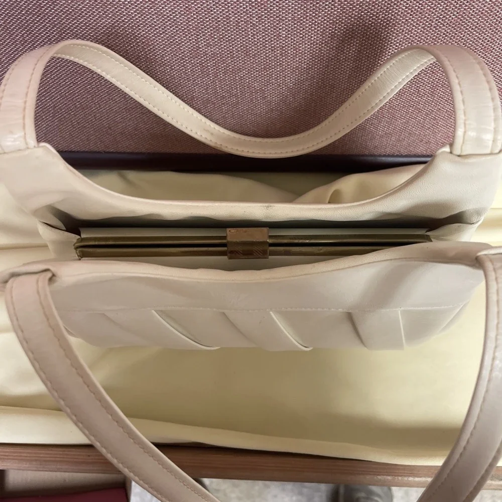 Vtg‎ Women's White/Cream Leather BoHo Shoulder Bag With Clasp Closure